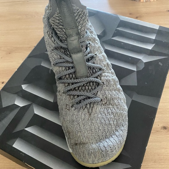 Nike LeBron XV basketball shoes - Picture 2 of 8